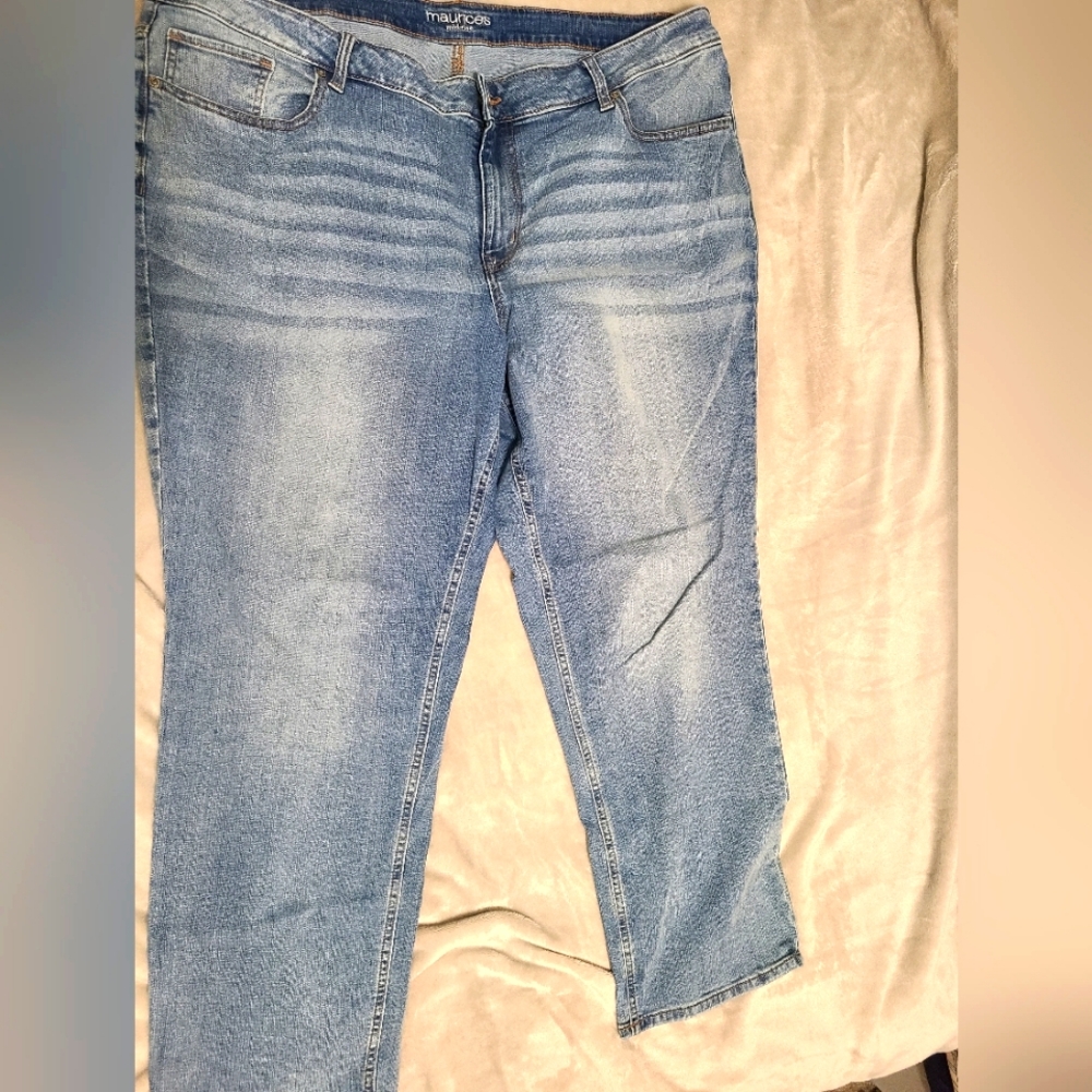 Maurices loose-fit, Mid-Rise Mid-light wash straight leg Jean. Sz 24W Reg
